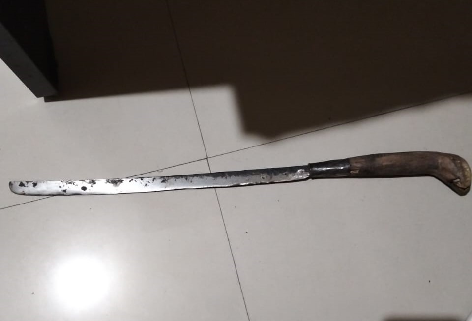 PENGANCAMAN: Barang bukti Klewang yang diamankan Polsek Melaya yang dipakai mengancam AR kepada ayah tirinya.