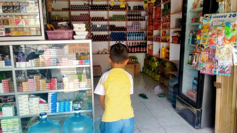 SIAP 24 JAM : Toko kelontong Madura di daerah Sanggulan, Desa Banjar Anyar, Kediri Tabanan.(juliadi)