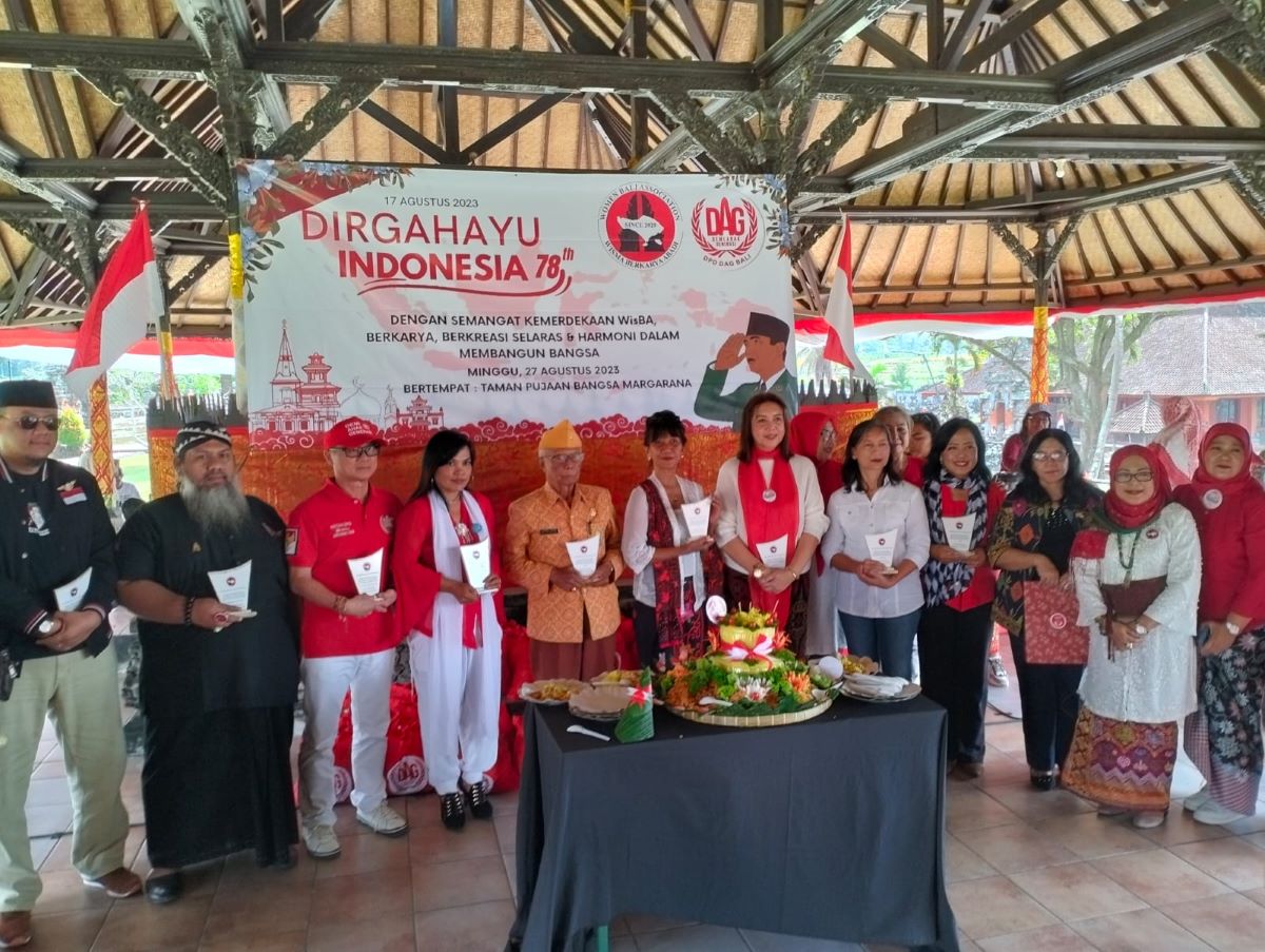 UNTUK BANGSA: Suasana keakraban pengurus Wisma Berkarya Abadi (Wisba) Bali dengan organisasi kemasyarakatan di Bali di Taman Makam Pahlawan (TMP) Pujaan Bangsa Margarana, Tabanan.