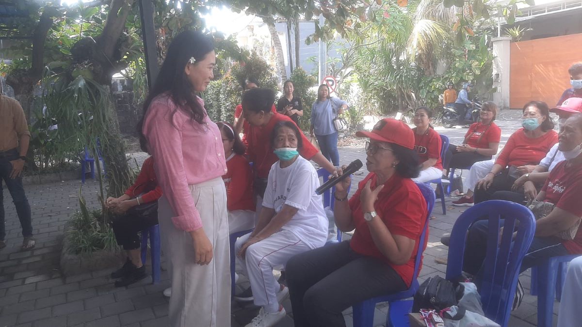 AJAK BERGEMBIRA: Wakil Direktur PT. Bhakti Rahayu Group dr. Maria Wahyu Daruki berbincang dengan peserta Prolanis