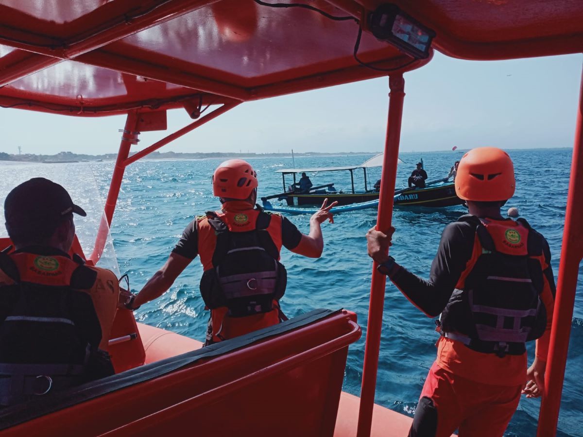 BUNUH DIRI?: Tim Basarnas Bali lakukan pencarian dua Anak Buah Kapal (ABK) KM Mekar Gloria Utama cabur ke laut dari KM Nusantara Jaya 33 di Perairan Tanjung Benoa, Nusa Dua, Minggu (27/8/2023)