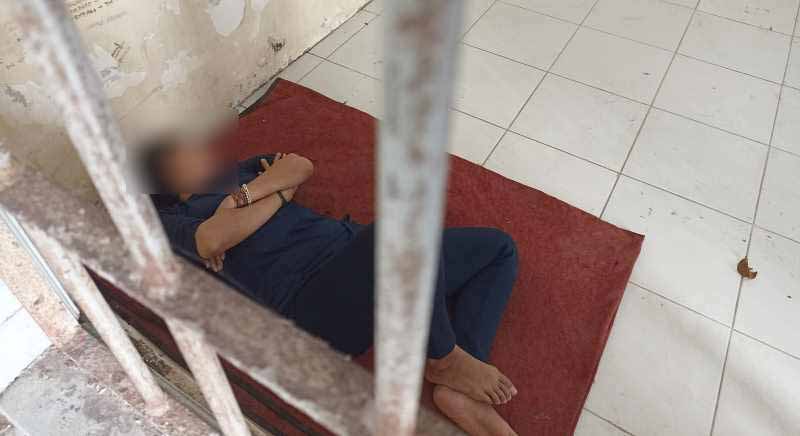BAKAL DIKIRIM KE RSJ LAGI : Ibu rumah tangga yang mengalami gangguan jiwa ini ditangani Satpol PP sebelum dirujuk lagi ke RSJ Bangli.(adrian suwanto/radar bali)