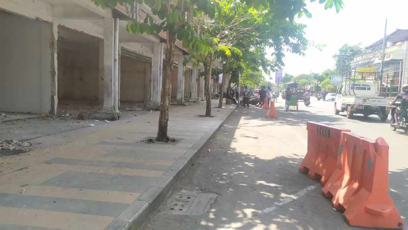 SEPI PENGARUHI PENDAPATAN DAERAH : Tempat parkir yang dikelola Dinas Perhubungan depan Pasar Umum Negara, Jembrana, ditutup selama proses revitalisasi pasar.[m.basir]