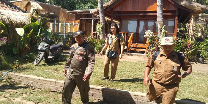 Satgas Pariwisata saat mengecek kelengkapan dokumen perizinan dan pajak. Tatkala Pemerintah Bentuk Satgas Percepatan Pelaksanaan Tata Kelola Pariwisata