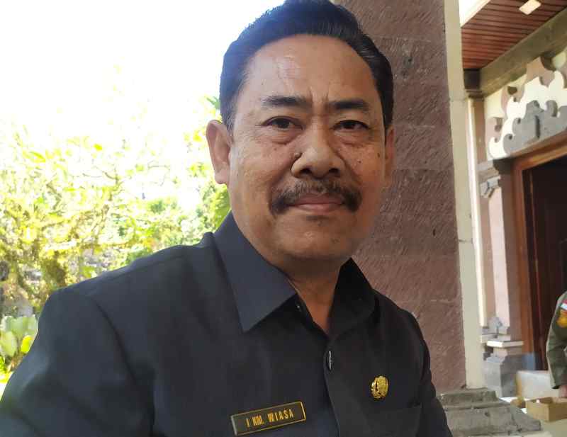 TAK KUNJUNG UNTUNG : Kepala Badan Pengelolaan Keuangan Dan Aset Daerah Jembrana I Komang Wiasa. (m.basir)
