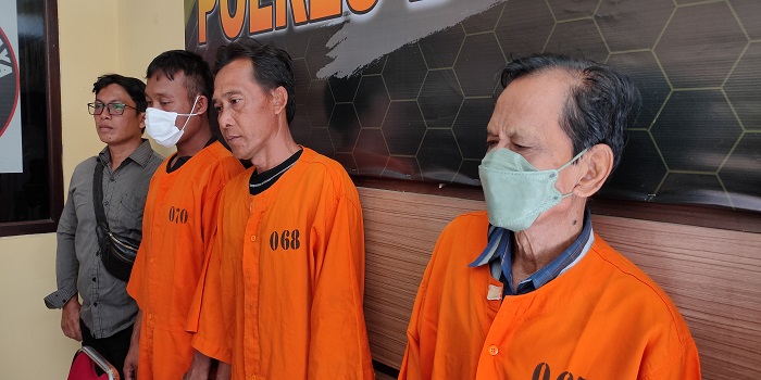 Para tersangka yang menyetubuhi korban. Dari kanan tersangka Putu DS yang tak lain kakek korban, Komang Ata dan Kadek MA juga berstatus paman korban.
