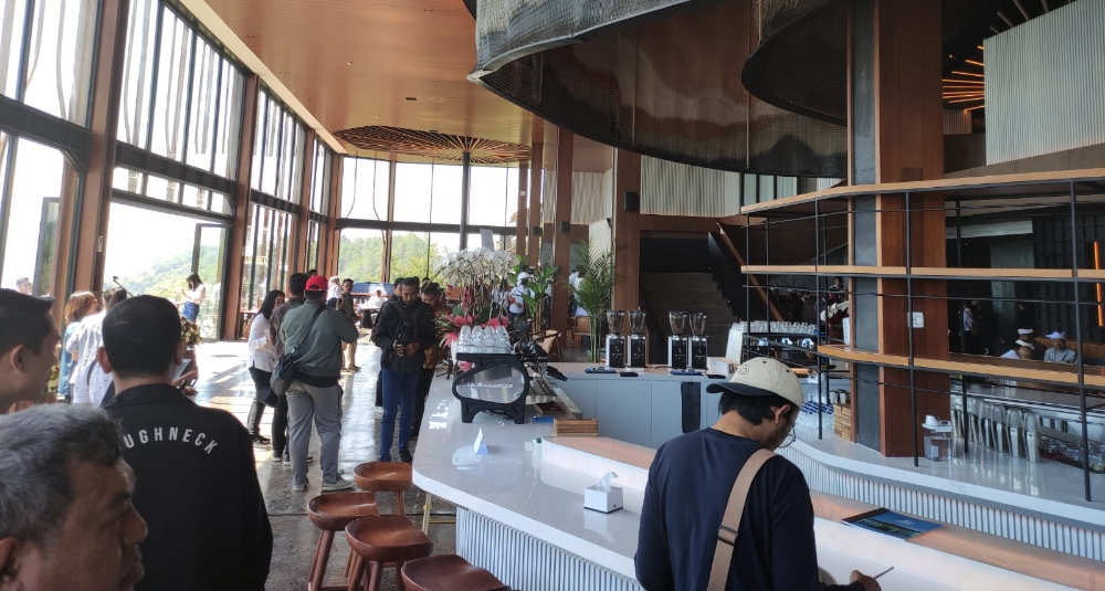 ELEGAN DAN MODERN: Suasana PAHDI Specialty Coffee dengan keindahan Kintamani. (PAHDI Specialty Coffee)