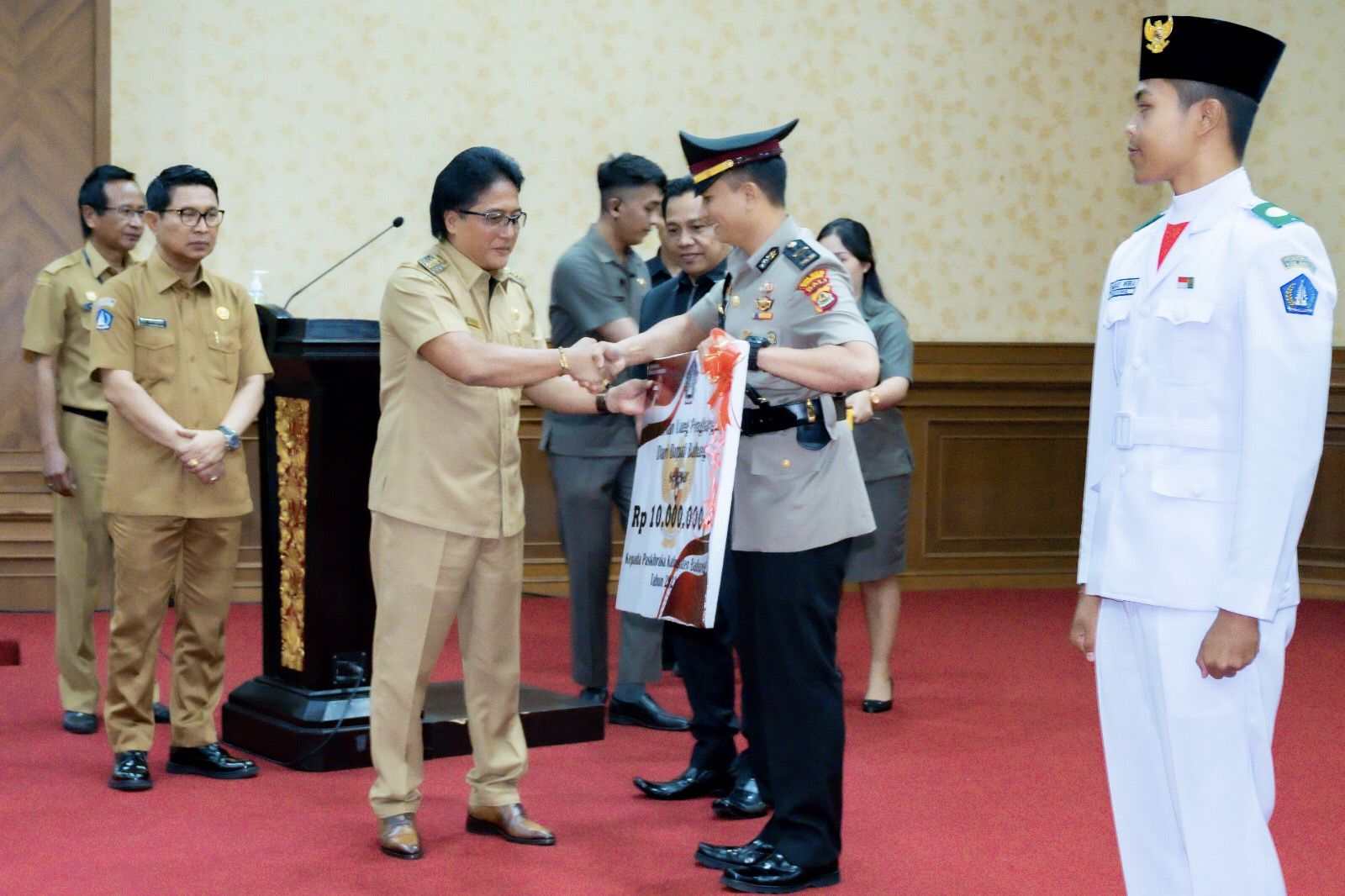 NASIONALISME: Bupati Nyoman Giri Prasta saat memberikan penghargaan kepada Paskibra Badung tahun 2023 di Ruang Kertha Gosana, Puspem Badung, Senin (28/8/2023). (PEMKAB BADUNG FOR RADAR BALI)
