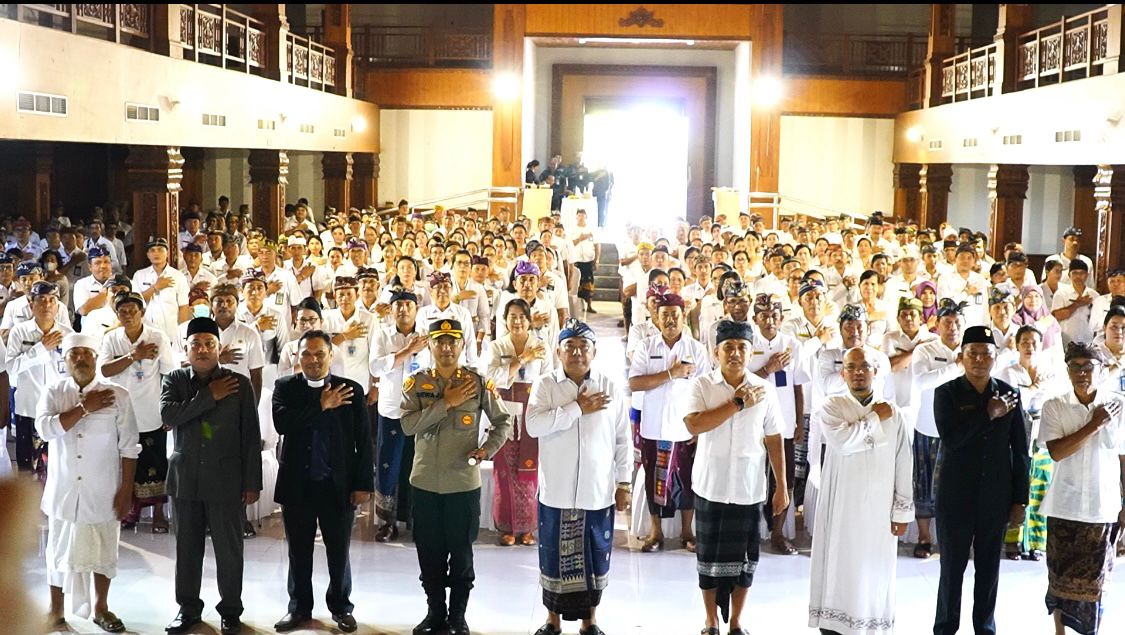 SUKSESI: Bupati Jembrana I Nengah Tamba foto bersama saat pelantikan 320 PNS untuk mengisi jabatan tinggi pratama, administrator, dan pengawas di Pemkab Jembrana, Selasa (29/8/2023).