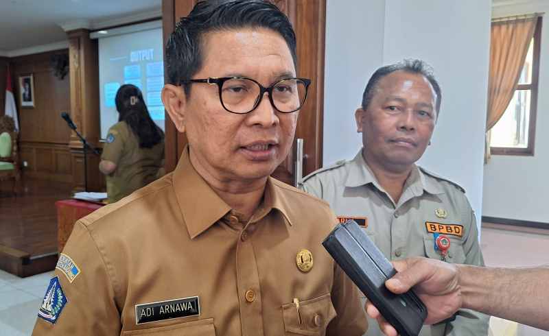 SIAPKAN ANGGARAN : Sekretaris Daerah (Sekda) Kabupaten Badung sekaligus Kepala BPBD Badung, I Wayan Adi Arnawa (kiri) didampingi Kepala Pelaksana BPBD Badung, I Wayan Darma (kanan). (NM rismaya dewi).