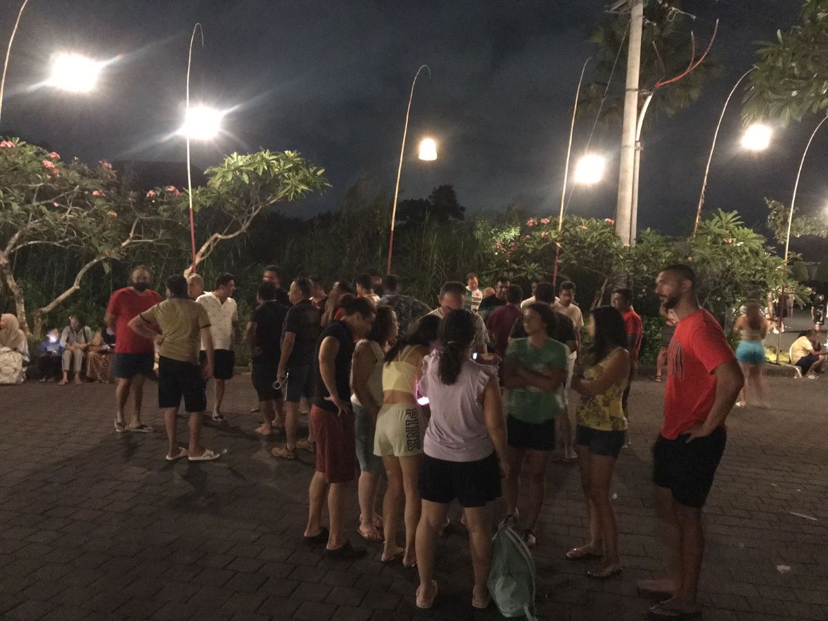 TERBANGUN: Sejumlah wisatawan yang mebnginap di hotel Ramada Encore Seminyak, Bali, berhamburan dan berkumpul di halaman akibat guncangan gempa besar (29/8/2023) subuh.