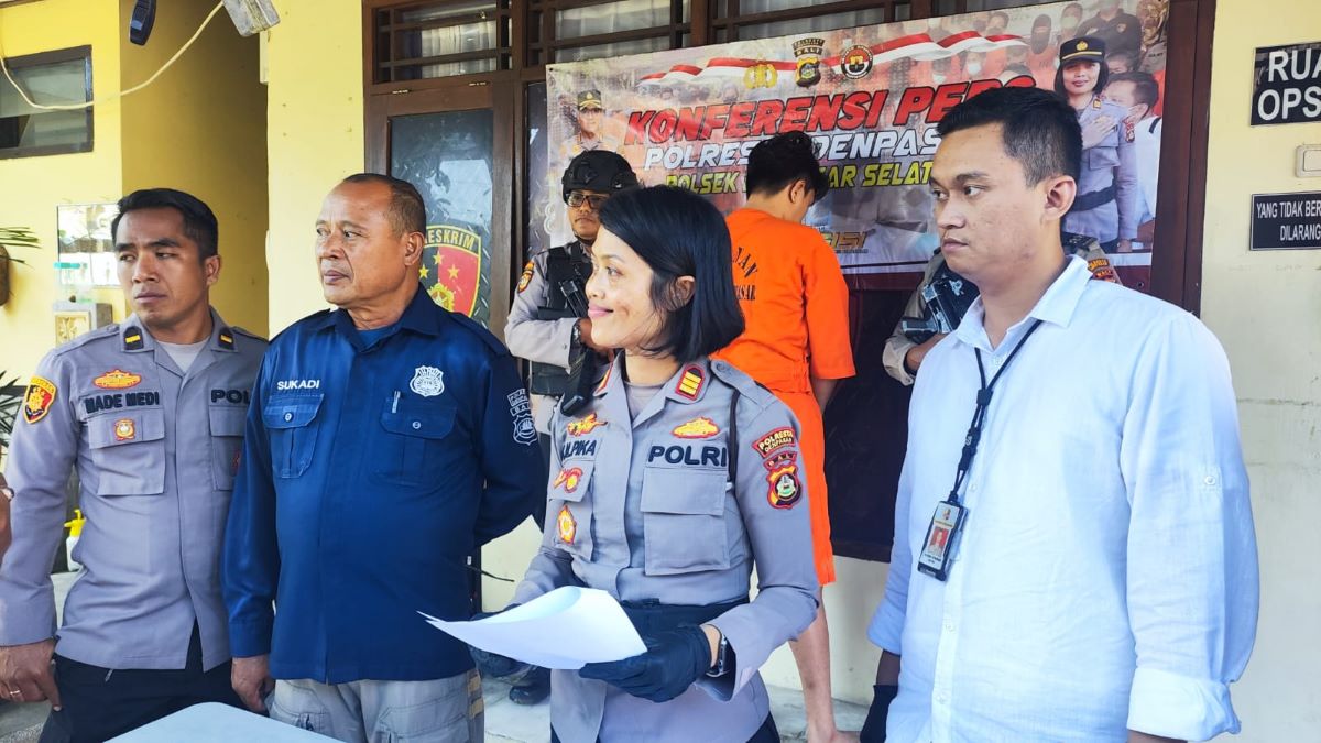 UNGKAP FAKTA: Kasi Humas) Polresta Denpasar, AKP I Ketut Sukadi, saat ekspose media tersangka penganiayaan di Kafe Delona Pemogan, Selasa 29 Agustus 2023.