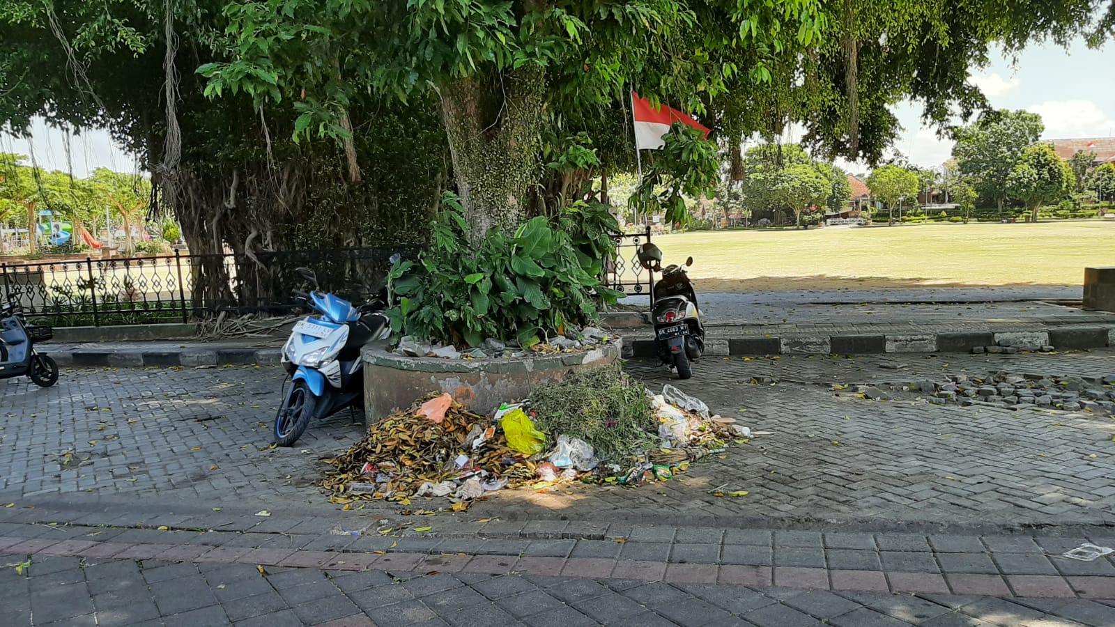 TERONGGOK BEGITU SAJA : Sampah tidak terangkut di Alun-alun Ida Dewa Agung Jambe, Klungkung. (dewa ayu pitri arisanti)