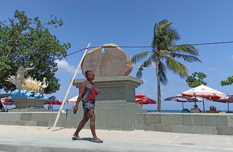 BELUM RAPI : Penataan Pantai Kuta kabelnya belum dirapikan. (adrian suwanto)