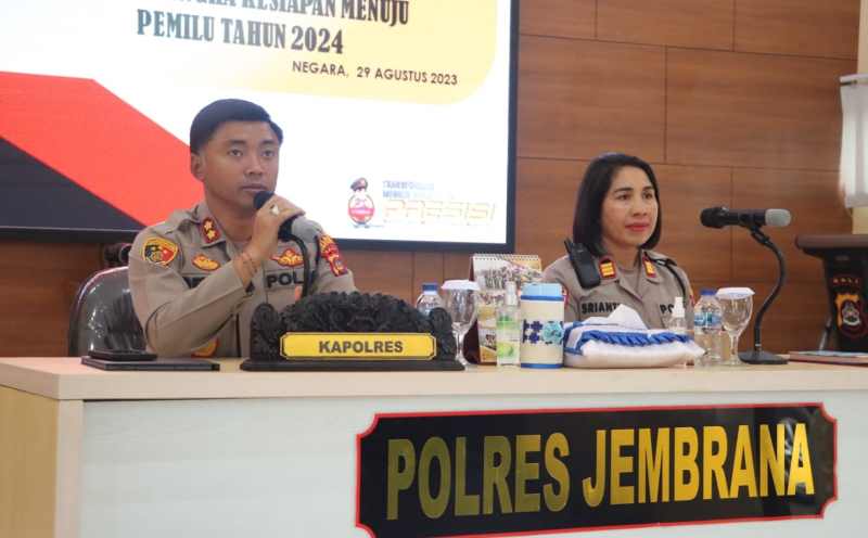 DIINGATKAN : Kapolres Jembrana AKBP I Dewa Gde Juliana saat mengumpulkan  Bhabinkamtibmas seluruh Jembrana, Selasa (29/8/2023). (humas polres jembrana)