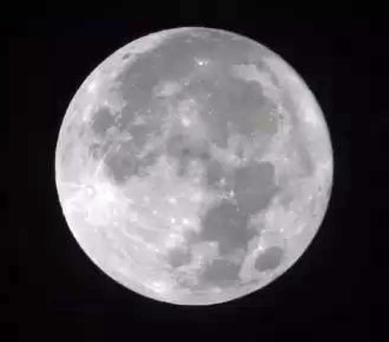 SUPERMOON : Fenomena alam penampakan full moon beberapa waktu lalu di Bali. Kali ini yang bakal muncul supermoon. (foto miftahuddin)