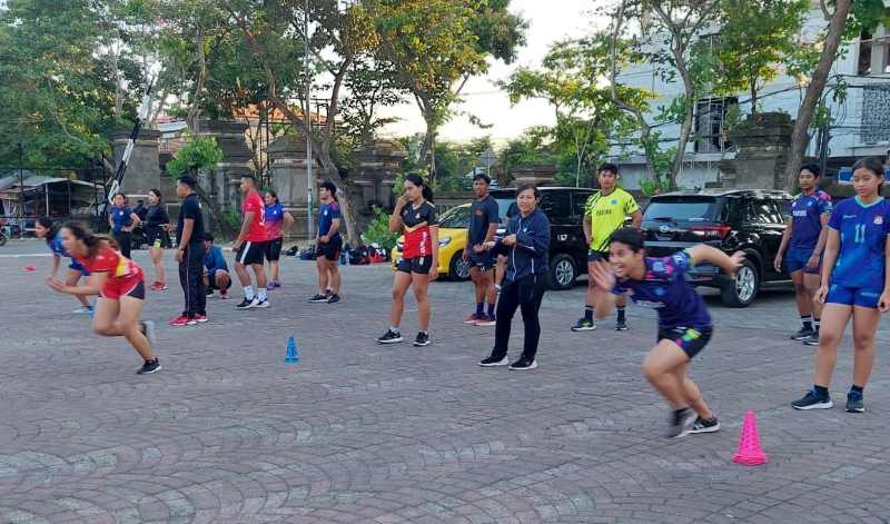 TES KELINCAHAN ATLET : Agility test (tes kelincahan) di pelataran Stadion Ngurah Rai Selasa sore (29/8/2023).(wayan widyantara)