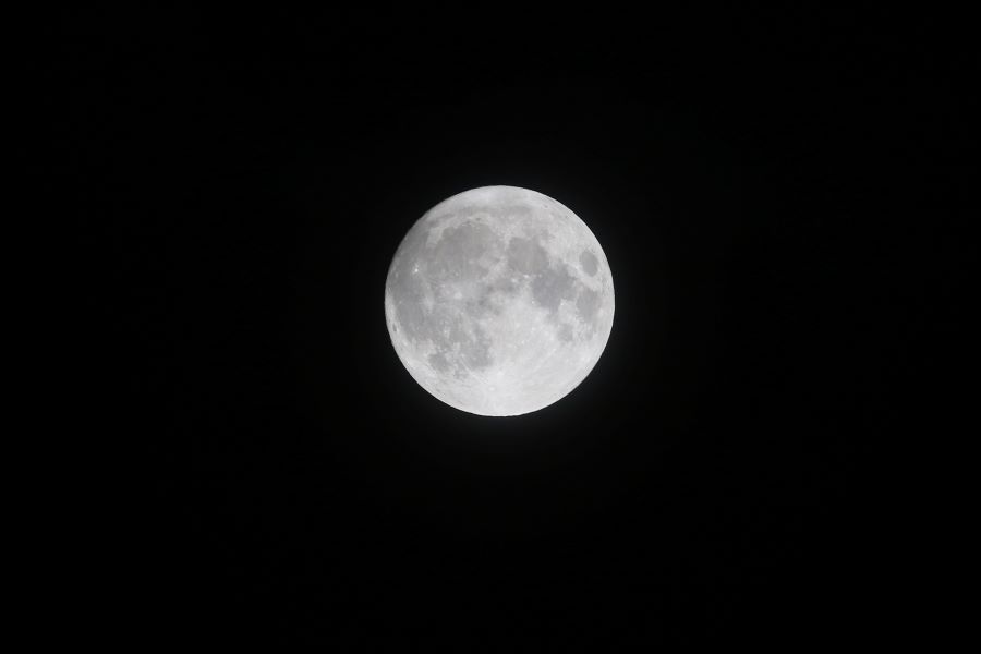 SEMPURNA: Super Blue Moon yang dipotret dari Denpasar Bali pada 31 Agustus 2023 petang.