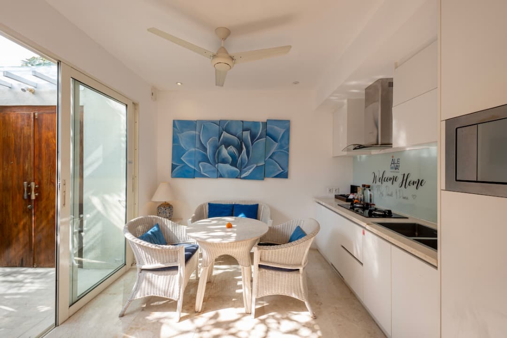 FASILITAS LENGKAP: Kamar Nyaman Lengkap dengan Dapur, Kamar Mandi Modern serta Bathtub, Kolam Renang dan Sebagainya dapat Dinikmati di Aleva Villa. (Aleva Villa)