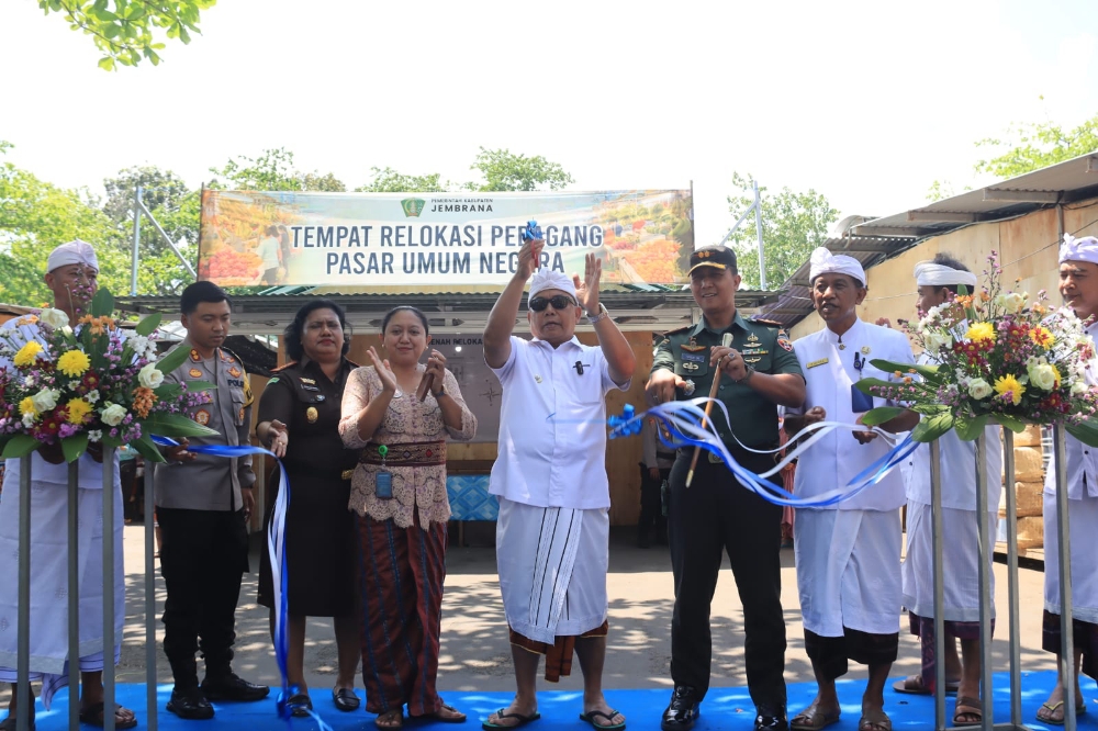 LOKASI SEMENTARA: Bupati I Nengah Tamba saat launching pasar relokasi pedagang pasar umum Negara. (Humas Pemkab Jembrana)