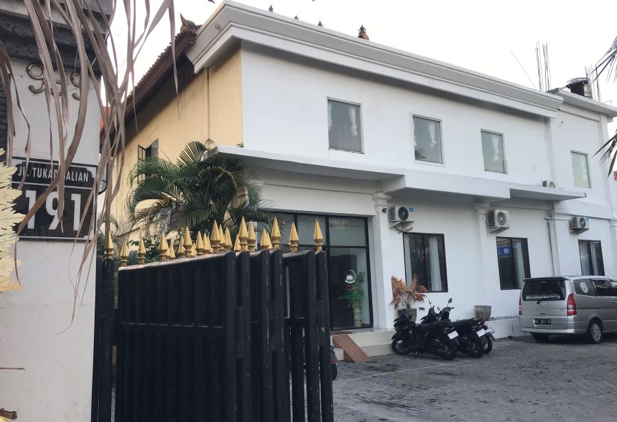 DIGEREBEK: Salah satu tempat Bareskim polri menggerebek tempat judi online- di jalan Tukad Balian no 191, Sidakarya, Denpasar Selatan.