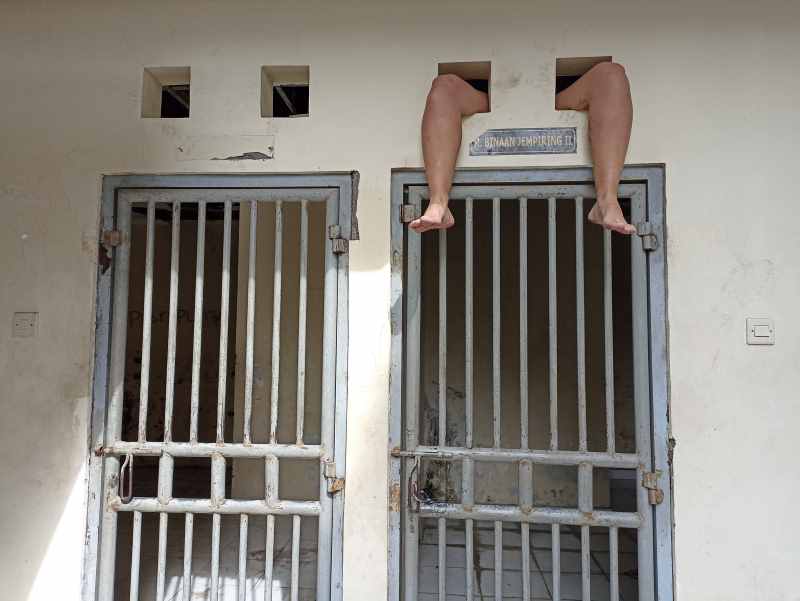 IMAJINASINYA LIAR : Salah satu adegan kelakuan ODGJ asal Rusia yang suka memanjat di Kantot Satpol PP. Cukup merepotkan petugas. (foto-foto : adrian suwanto/radar bali)