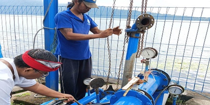 Perbaikan pompa pipa air yang dilakukan petugas PDAM Perumda Tirta Amertha Buana Tabanan.