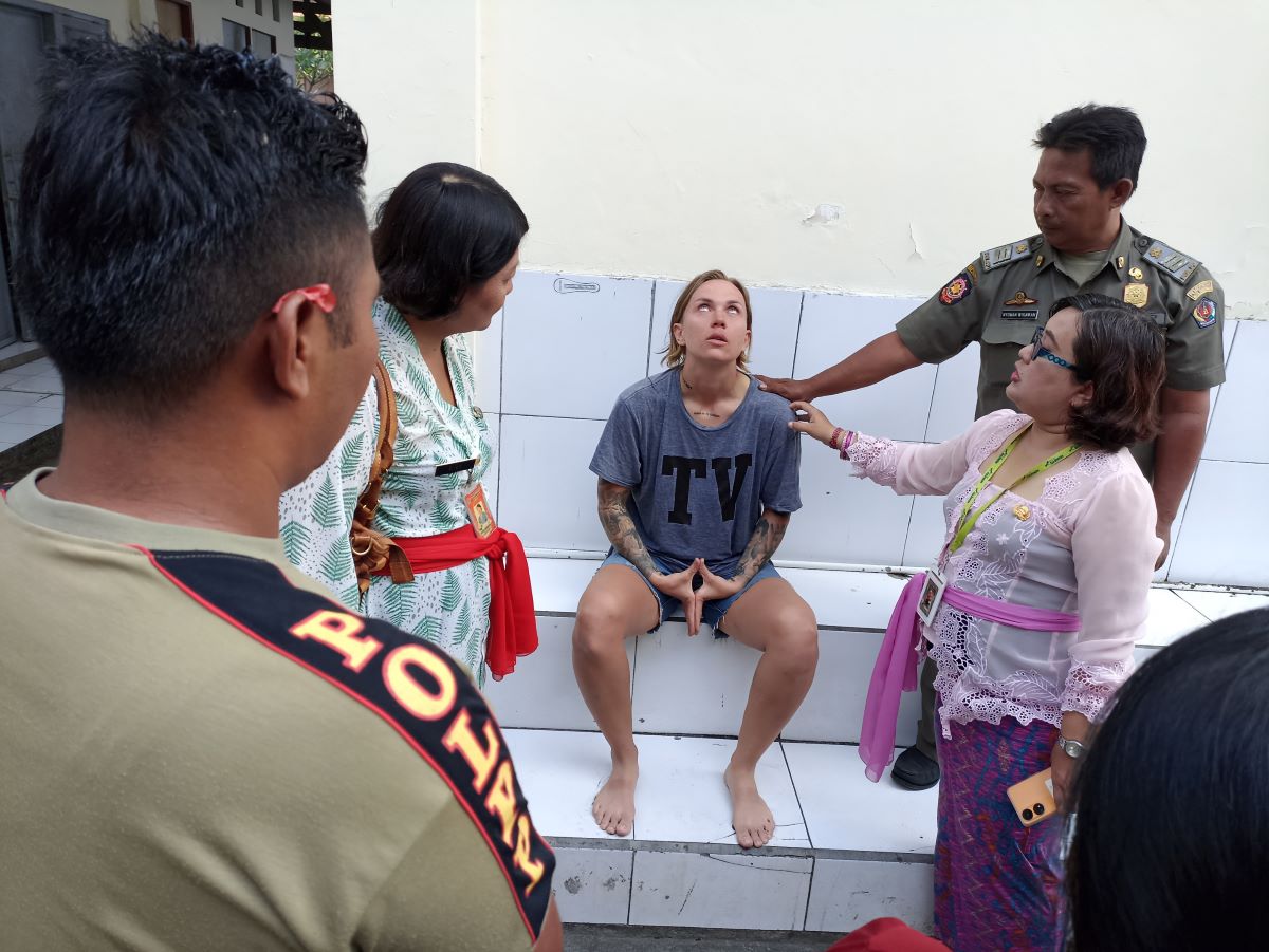 LINGLUNG: Satpol PP dan unit PPA Kota Denpasar memeriksa wanita Rusia yang diciduk lantaran diduga konsumsi obat-obatan terlarang.
