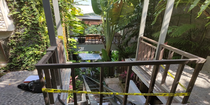 Polisi memasang garis polisi di lokasi lift ambruk yang menewaskan lima pekerja di Ayuterra Resort, Jalan Raya Kedewatan No.17A, Kedewatan, Ubud.