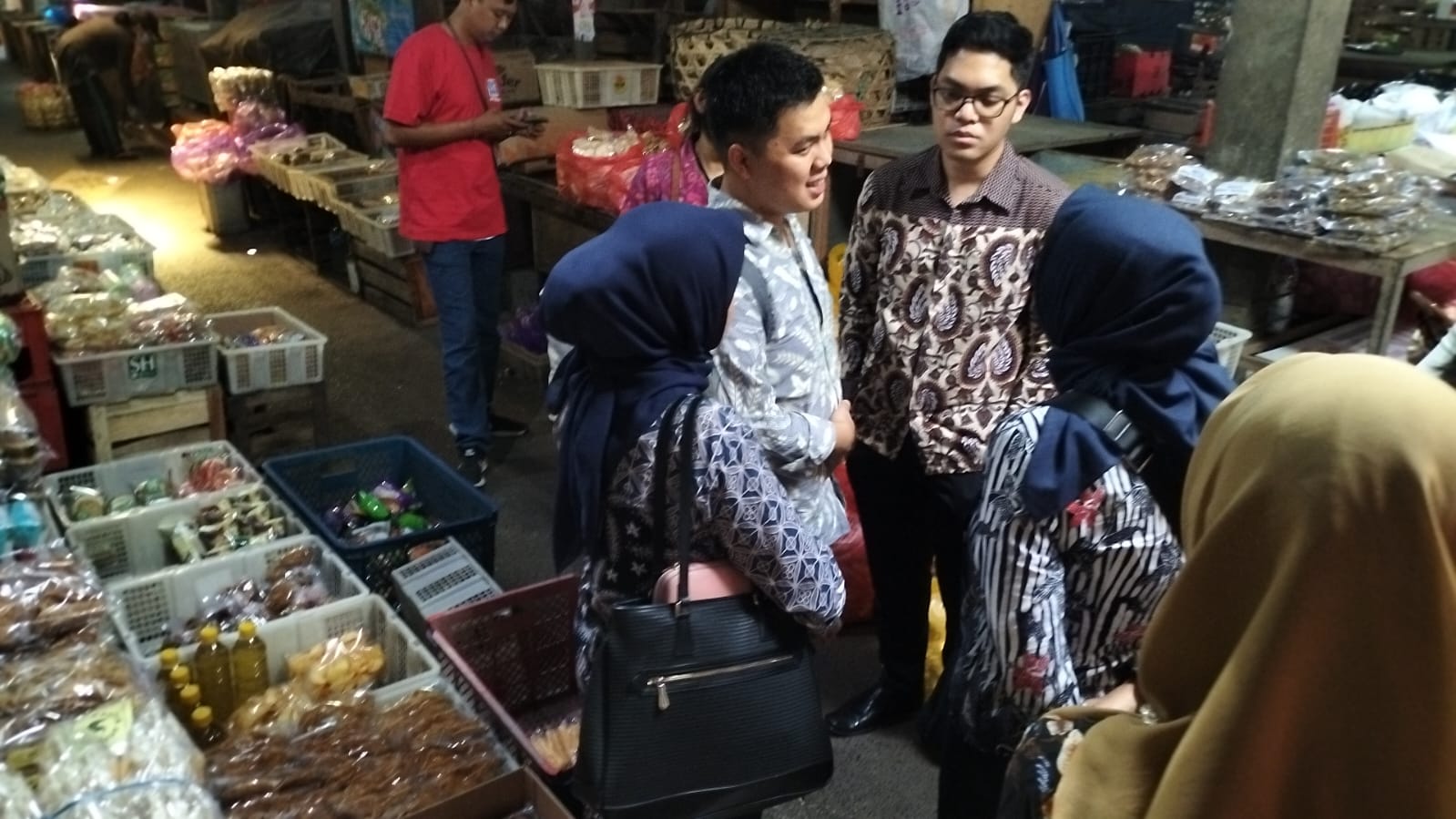 CEK KELAYAKAN: Tim Kemitraan Pemerintah dan Badan Usaha (KPBU) dari Kementerian Keuangan yang turun survei ke Pasar Induk Tabanan.