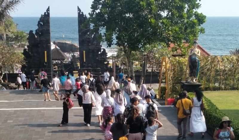 TAHUN DEPAN NAIK TIKETNYA : Objek wisata Tanah Lot Kediri Tabanan. (juliadi/radar bali)