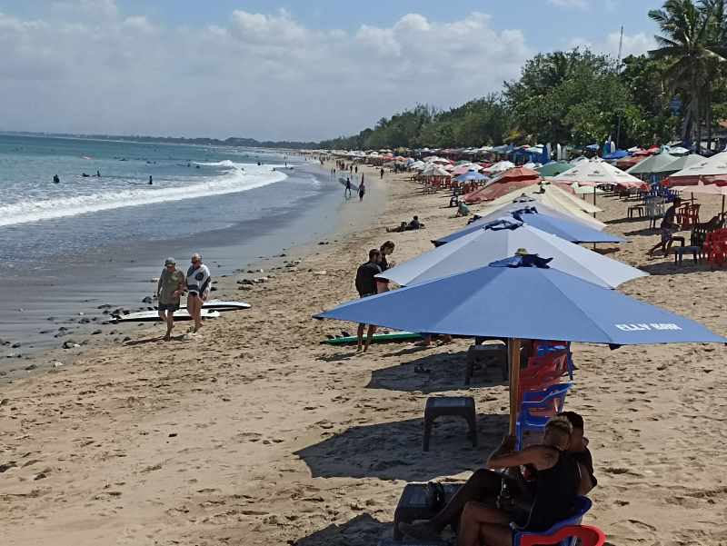 PANTAI KUTA (foto: Adrian Suwanto/Radar Bali)