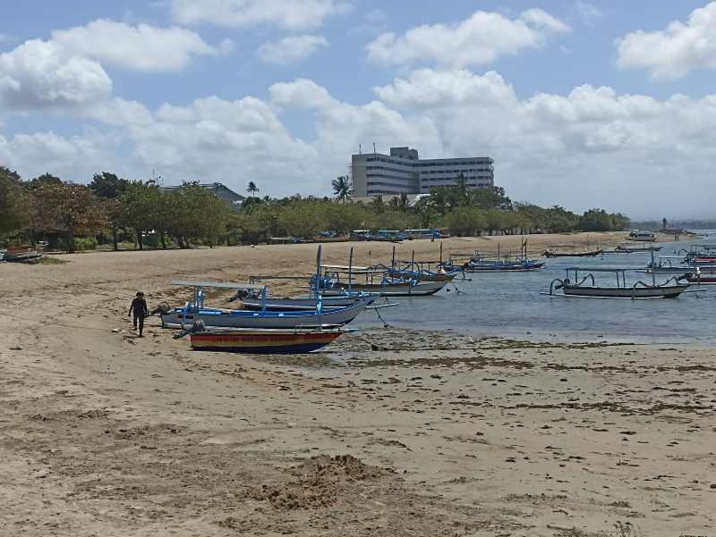 PANTAI SANUR (foto: Adrian Suwanto/Radar Bali)