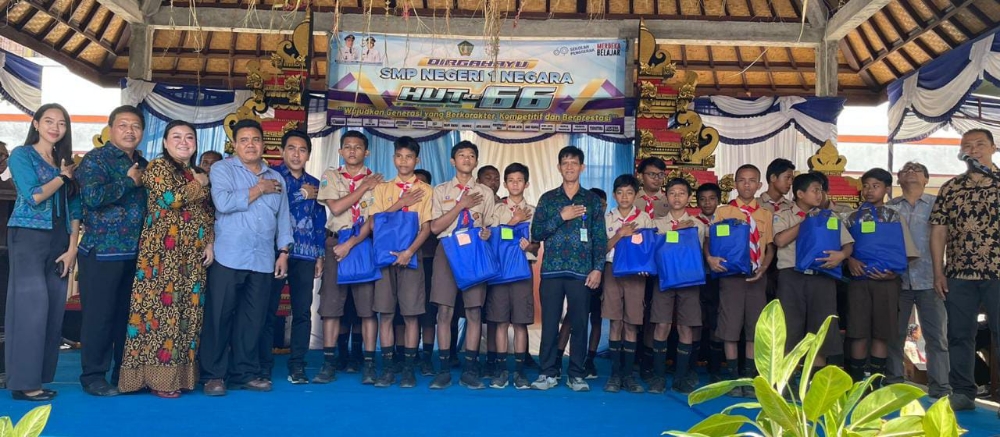 BAKSOS: Bantuan untuk siswa Spentura yang tidak mampu (2/9/2023). (RADAR BALI PHOTO)