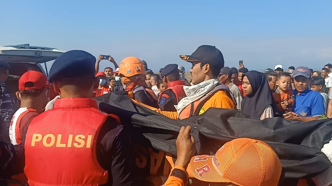 DITEMUKAN: Proses evakuasi korban meninggal setelah tiga hari hilang karena terseret arus di Pantai Pengambengan