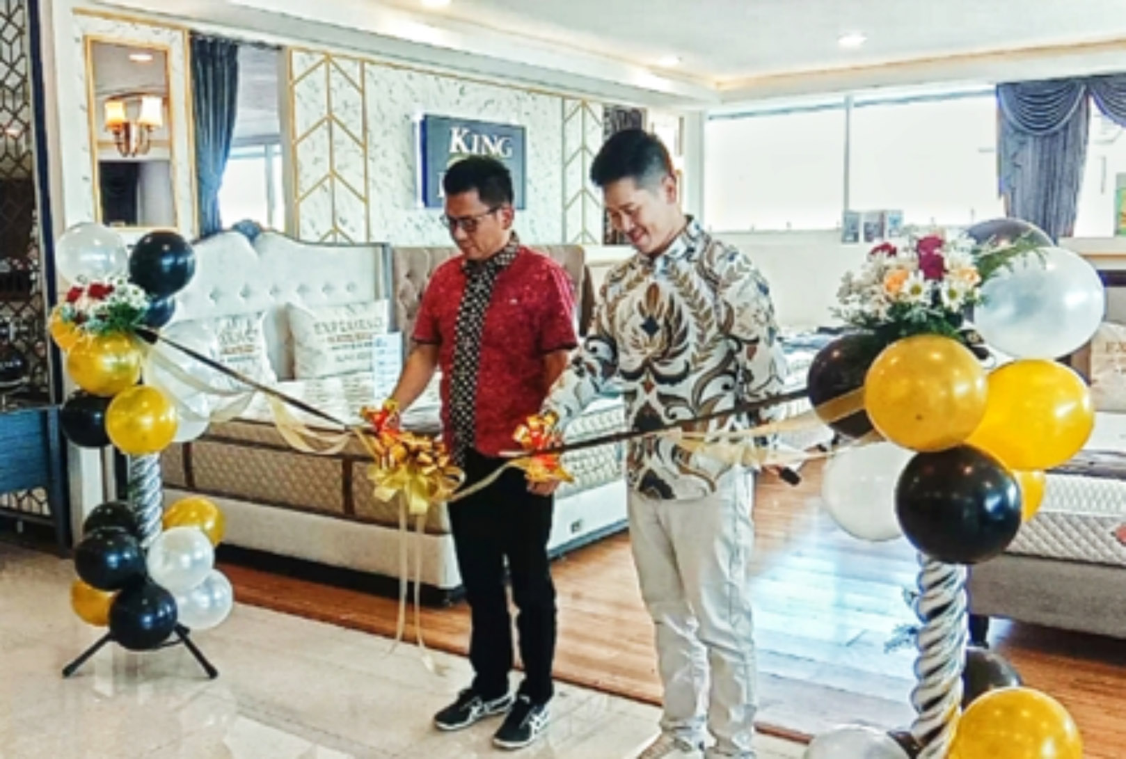 POTONG PITA: Direktur Grand Bumi Mas, Richie Bumi (kanan) dan Branch Manager PT. Duta Abadi Primantara, Bong Bun Min potong pita bersama simbol kerja sama Sabtu 2 September 2023. (MADE SUKAMARA/RADAR