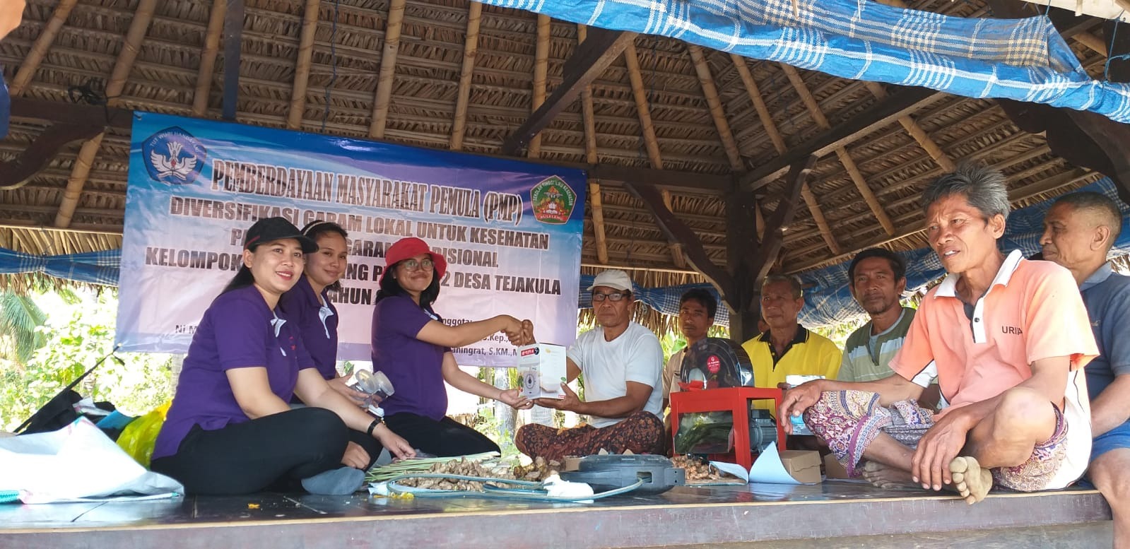 PENGABDIAN MASYARAKAT: STIKes Buleleng berkolaborasi dengan mahasiswa Prodi Sarjana Keperawatan dan Sarjana Farmasi bersama Kelompok Tani Sarining Pertiwi 2 Desa Tejakula. (RADAR BALI PHOTO)