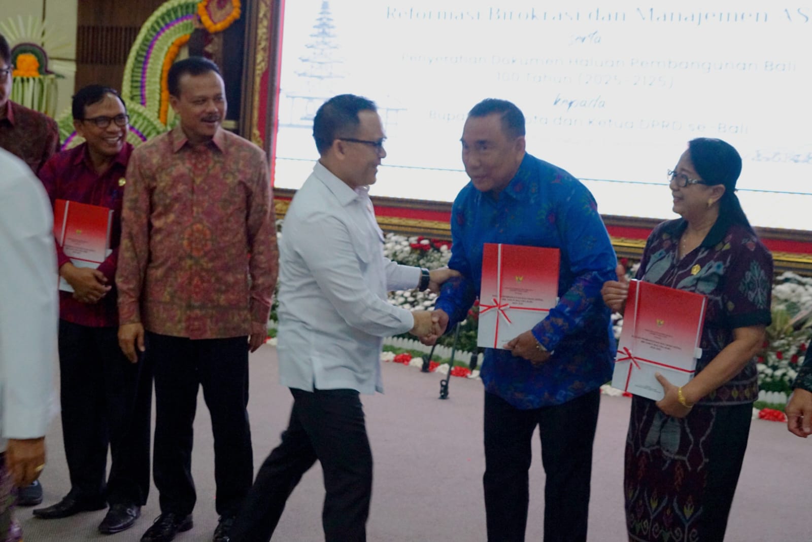 PRESTASI: Bupati Jembrana I Nengah Tamba dengan Menpan RB Abdullah Azwar Anas, di Ruang Rapat Wiswa Sabha Utama, Kantor Gubernur Bali, Senin (4/9/2023). (Humas Pemkab Jembrana)