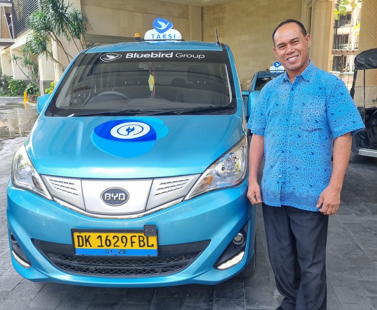 RAMAH LINGKUNGAN: Gde Suartha, salah satu pengemudi taksi listrik Blue Bird Bali saat difoto Senin (4/9/2023).