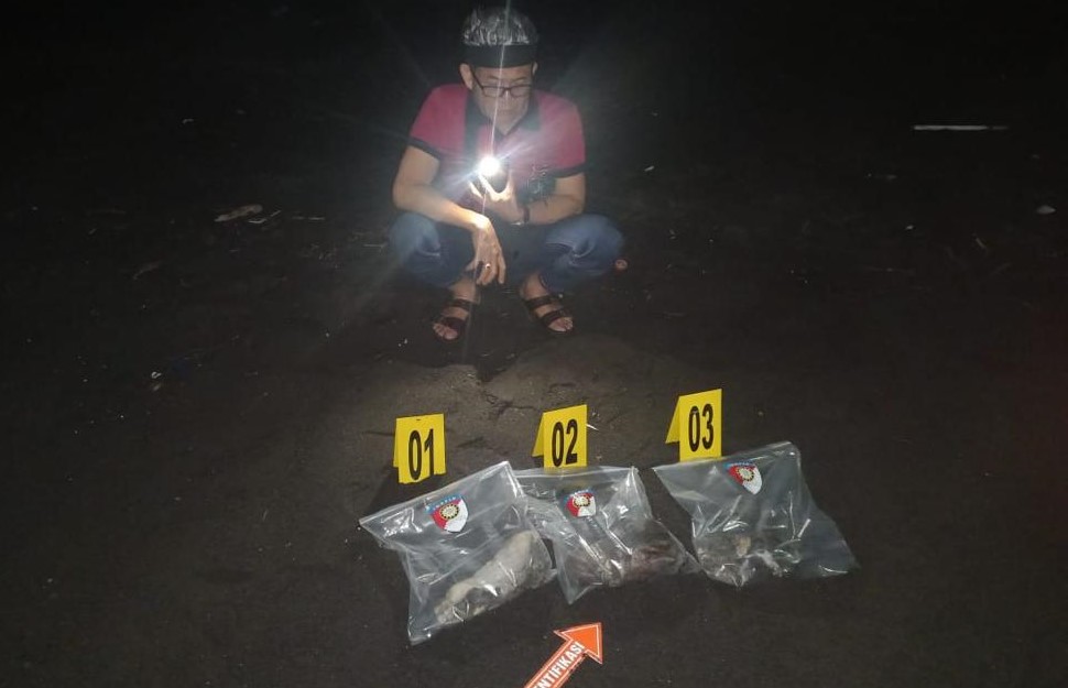MASIH MISTERIUS: Polisi melakukan olah TKP temuan organ tuibuh manusia di pantai Yeh Malet, Manggis  Karangasem