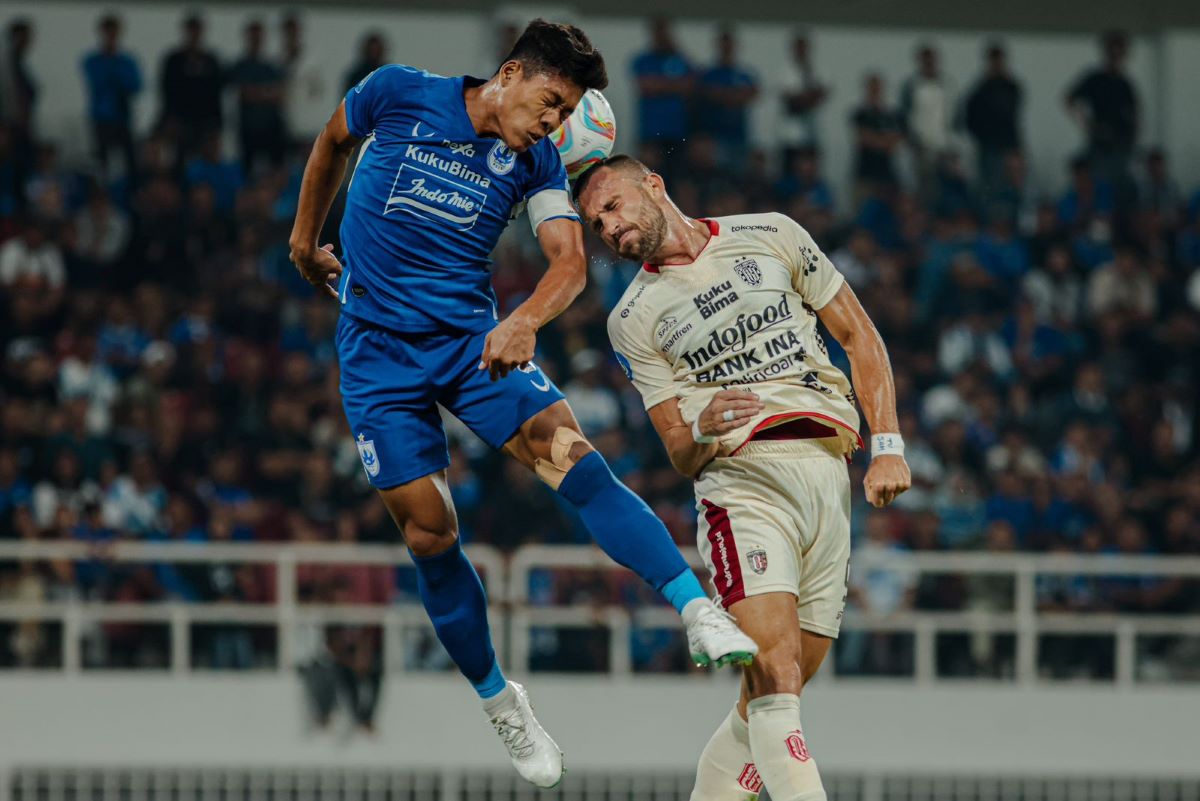 KALAH: Penyerang Bali United Ilija Spasojevic terlibat bentrok bola atas dengan pemain PSIS Semarang.