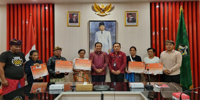 Penyerahan santunan oleh Bupati Bangli kepada ahli waris dari korban tanah longsor di Banjar Brahmana Bukit, kelurahan Cempaga Bangli.