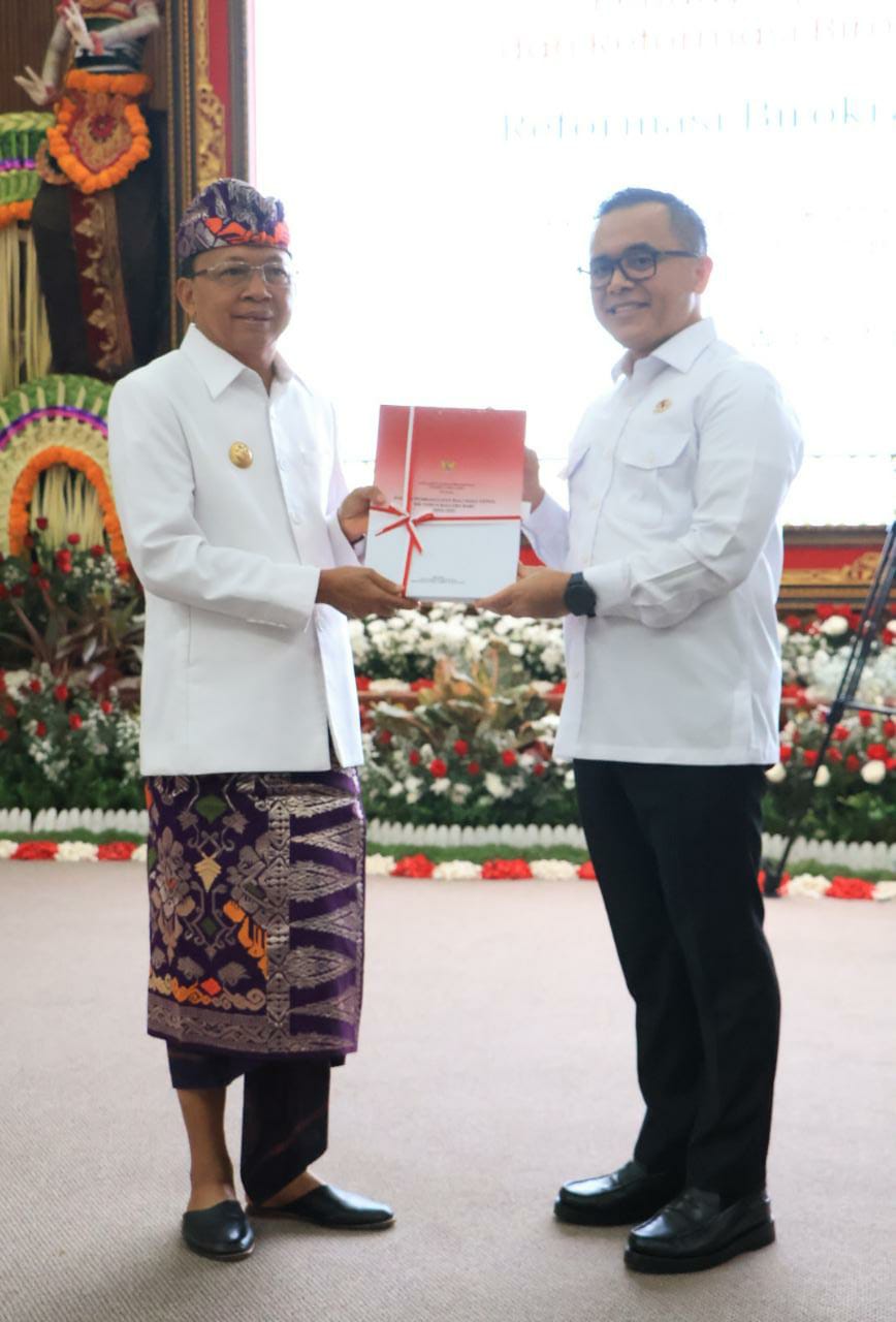 SATU ABAD: Gubernur Bali Wayan Koster dan Menteri Pendayagunaan Aparatur Negara dan Reformasi Birokrasi (Menpan RB), Abdullah Azwar Anas. (PEMPROV BALI FOR RADAR BALI).