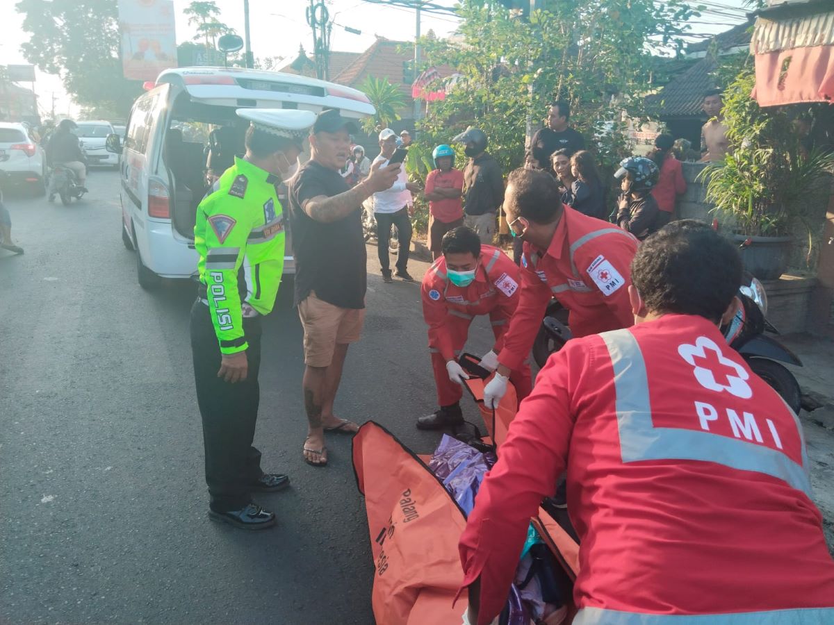 TRAGIS: Aparat kepolisian dan BPBD mengevakuasi jenazah Ida Ayu Made Dwijati yang meninggal dilindas truk di  Kerobokan Utara (5/9/2023)