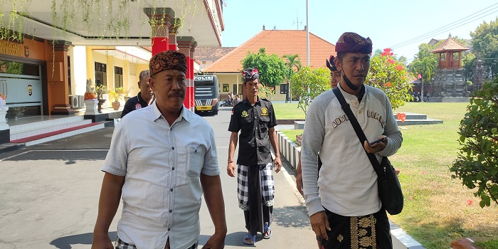 Bendesa Adat Sumberklampok, Jro Putu Artana (kiri) usai menjalani pemeriksaan di Mapolres Buleleng.