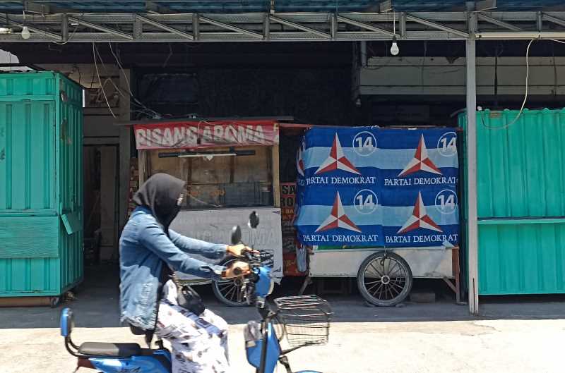 BERUBAH FUNGSI : Bendera partai jadi penutup rombong dagangan di kawasan Jalan Subur, Monang-Maning, Denpasar. (adrian suwanto/radar bali)