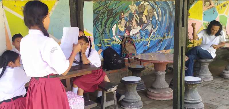 LATIHAN : Sejumlah pelajar Sekolah Dasar (SD) belajar membaca puisi di Yayasan Kertas Budaya Indonesia. (m.basir/radar bali)