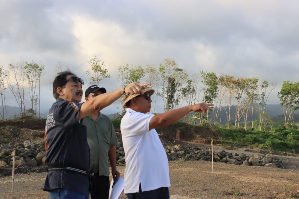 CEK: Bupati Jembrana I Nengah Tamba (kanan) saat pengecekan lokasi lahan yang akan dibangun KBS Park. (Radar Bali Photo)