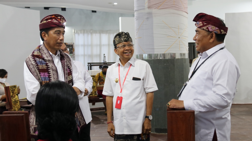 DIKUNJUNGI RI 1: Dari kiri, Presiden Joko Widodo, Gubernur Bali Wayan Koster dan Bupati I Nengah Tamba di Sentra Tenun Jembrana. (Radar Bali Photo)