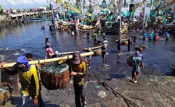 POTENSI BALI BARAT: Suasana kesibukan nelayan di Pengambengan. (Radar Bali Photo)